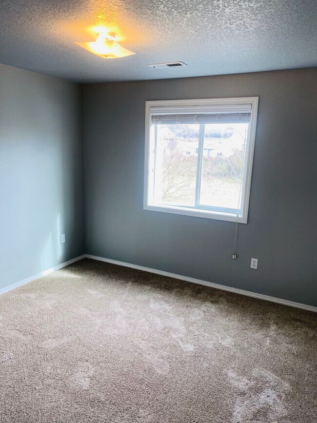 Building Photo - 812 Lark Dr