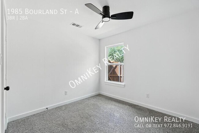 Building Photo - 1985 Bourland St