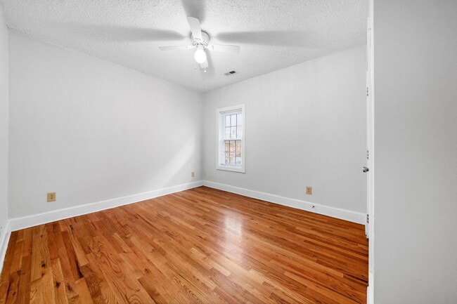 Building Photo - 1378 1/2 Indianola Ave