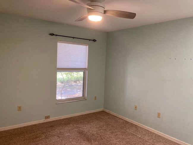 Building Photo - 2 bedroom, 2 bath ground level condo with ...
