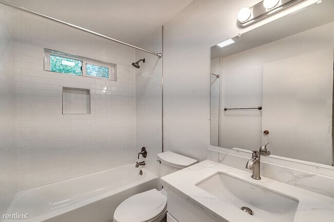 Building Photo - 2 br, 1 bath Duplex - 135 Warren Avenue B