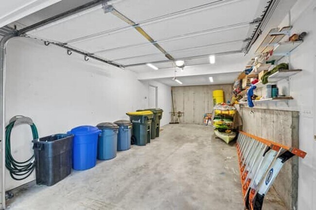 Building Photo - Spacious & Comfortable 4 Bedroom House - C...