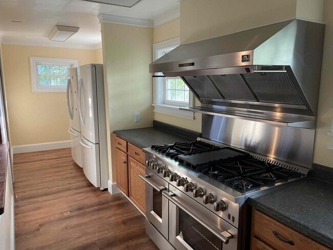 Building Photo - 526 Stewart Ave