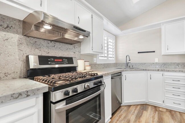 Building Photo - 74647 Azurite Cir E