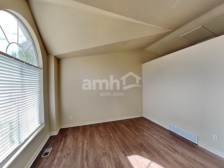 Building Photo - 1920 Sergeant Dr