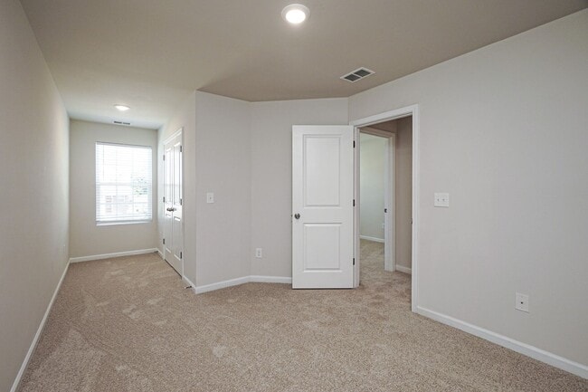 Building Photo - Lovely 3 Bed 2.5 Bath Townhome