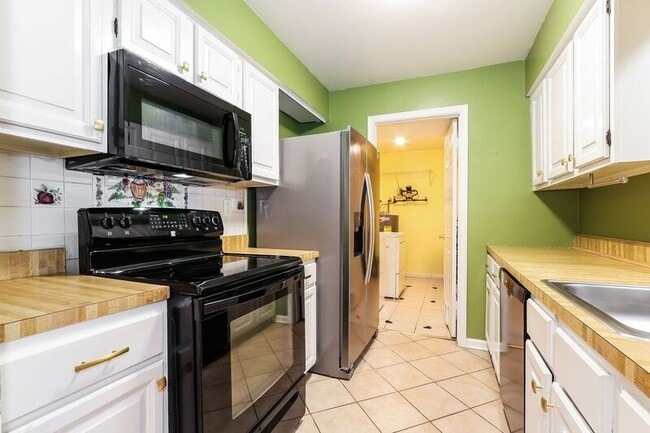 Building Photo - 654B Woodford Ln