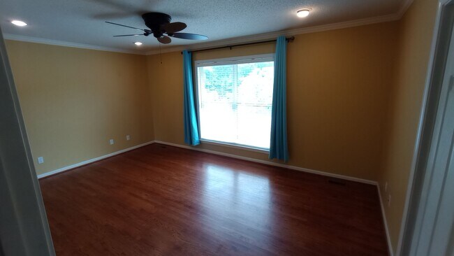 Building Photo - 4 bedroom 3 bath Home with Pickleball Cour...