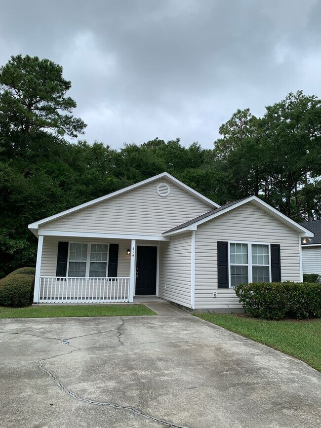 Building Photo - 3 Bedroom 2 Bath House Available on Hillsdale Drive