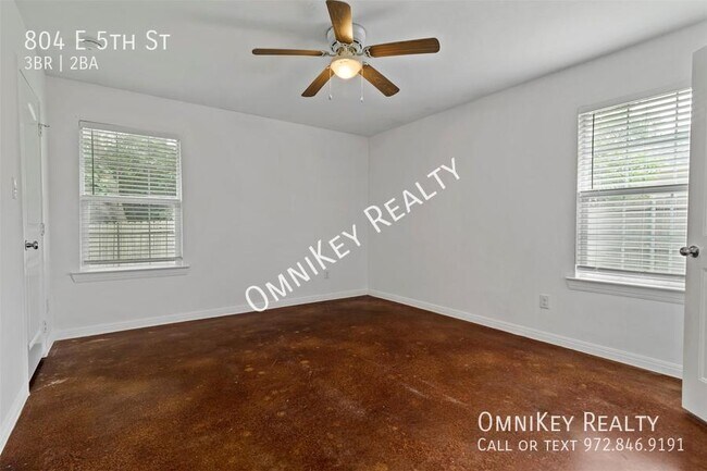 Building Photo - 804 E 5th St