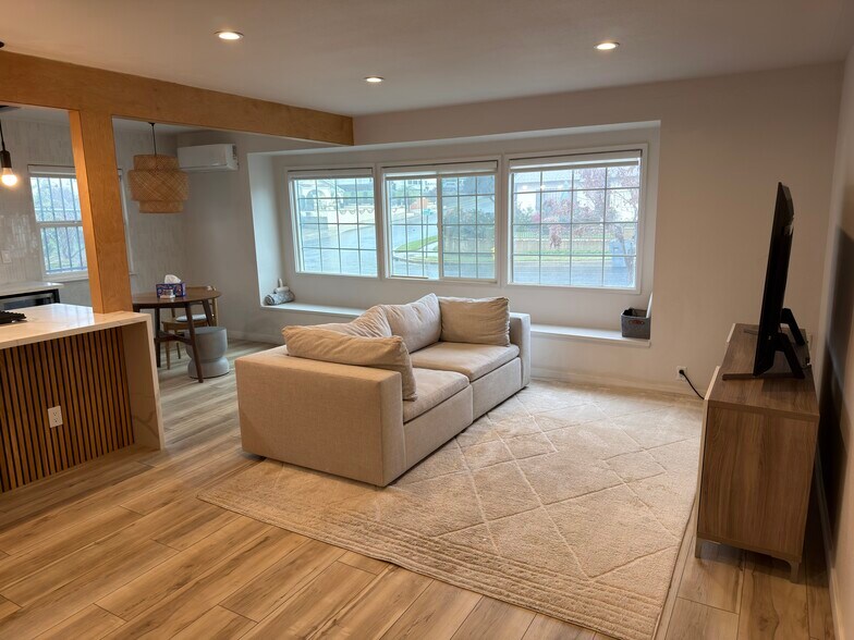 Building Photo - 740 Chesham Ave