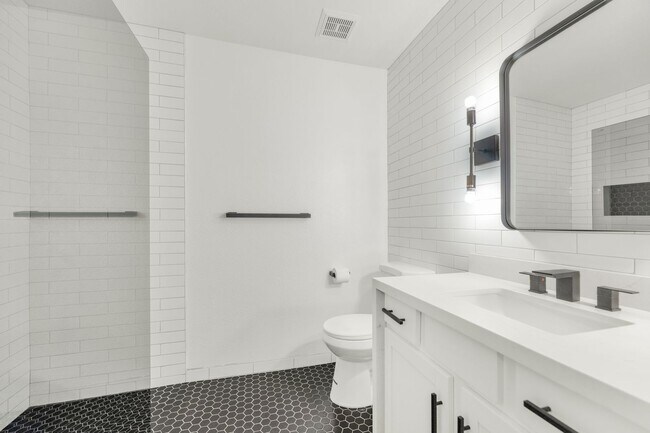 Building Photo - 2025 E Campbell Ave