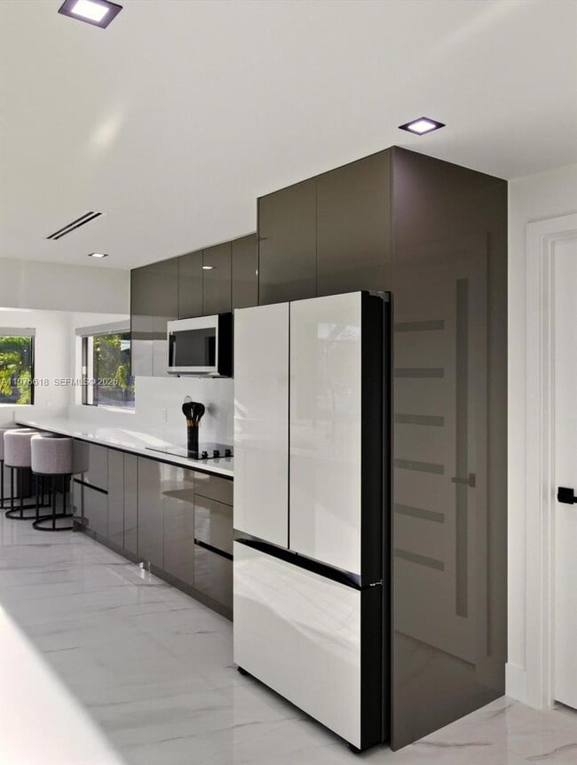 Building Photo - 103 Tropicana Dr