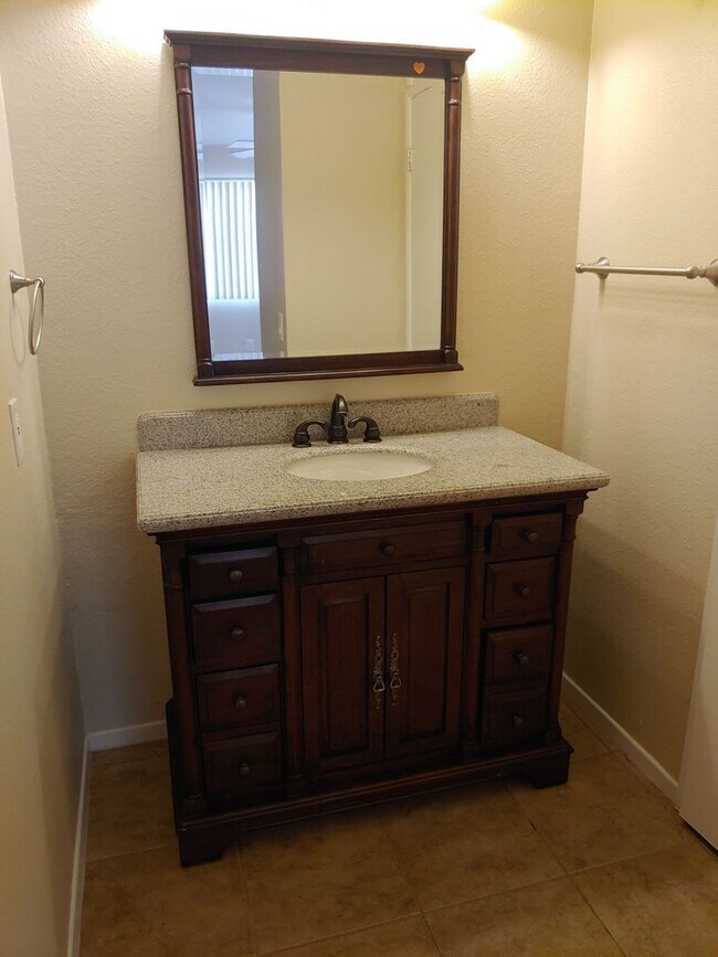 Building Photo - 2 Bed/2.5 Bath Townhouse w/2 Car Attached ...