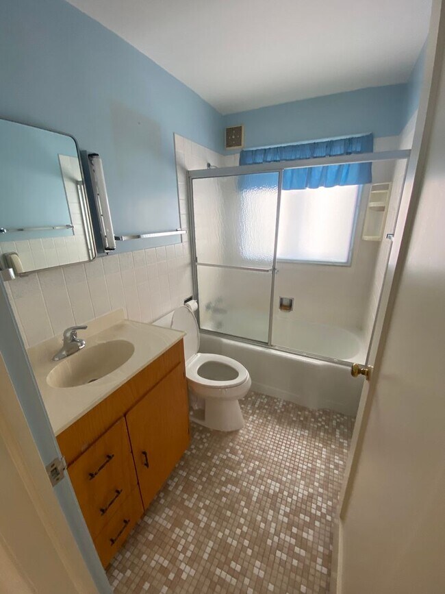 Building Photo - AVAILABLE JUNE - 3 BED 1 BATH