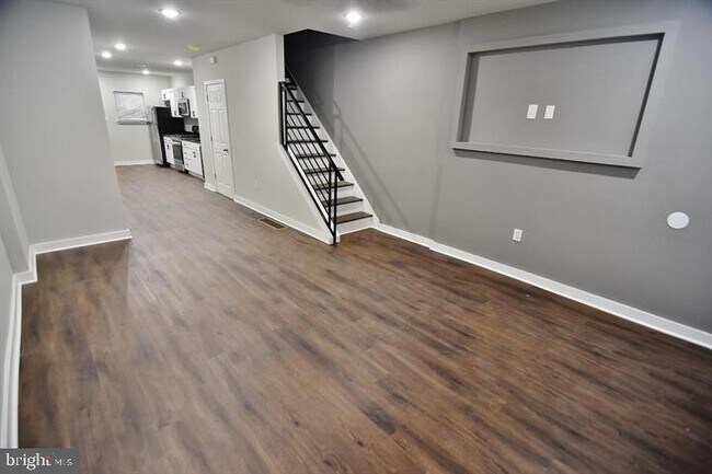 Building Photo - 943 E Schiller St