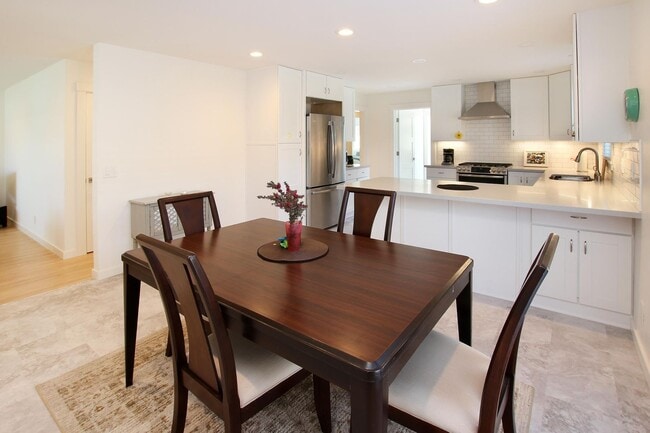 Building Photo - Charming Jewel Box Home Just Minutes from ...
