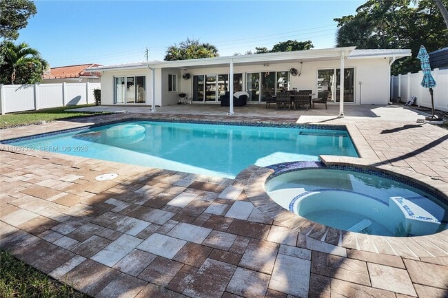 Building Photo - 2031 NE 14th Ct