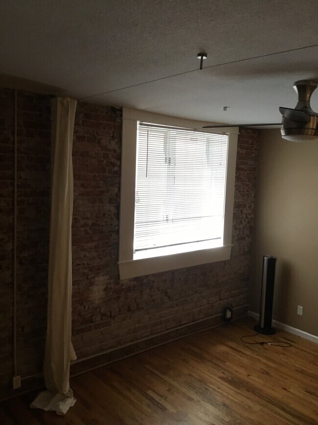 Building Photo - Adorable Studio in 1909 Building! Heart of Capitol Hill