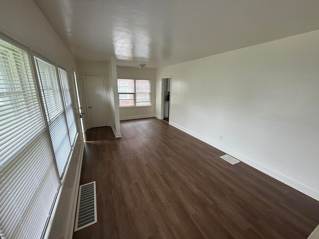 Building Photo - 549 Haskins Dr