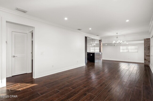 Building Photo - 1528 Oak Ave