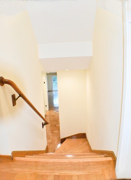 Building Photo - 286 Roosevelt Way