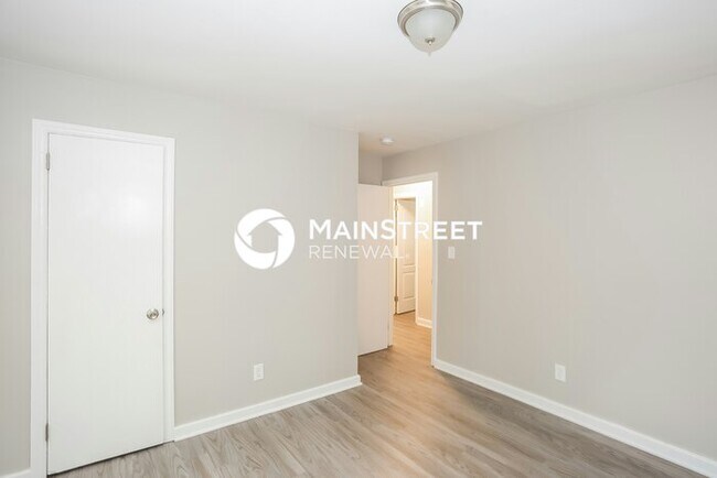 Building Photo - 3 Bedroom Pet-Friendly Home in Charlotte, NC with Main Street Renewal