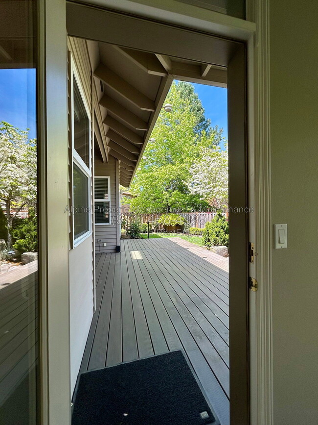 Building Photo - 820 NW Pebble Beach Way