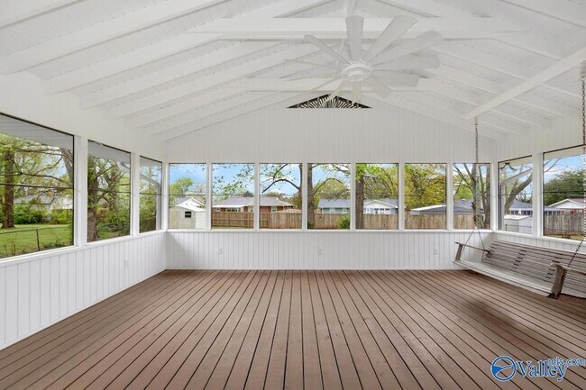 Building Photo - 1610 Chapman Ave NE