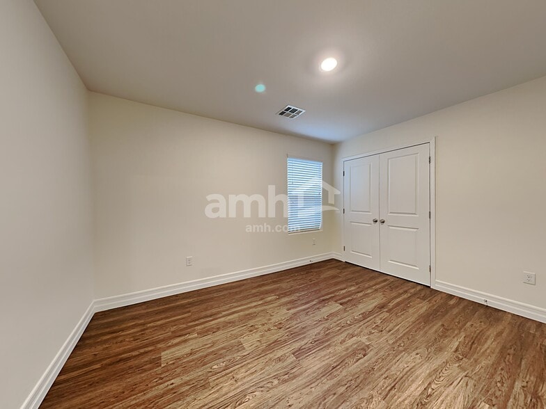 Building Photo - 5803 Petronius St