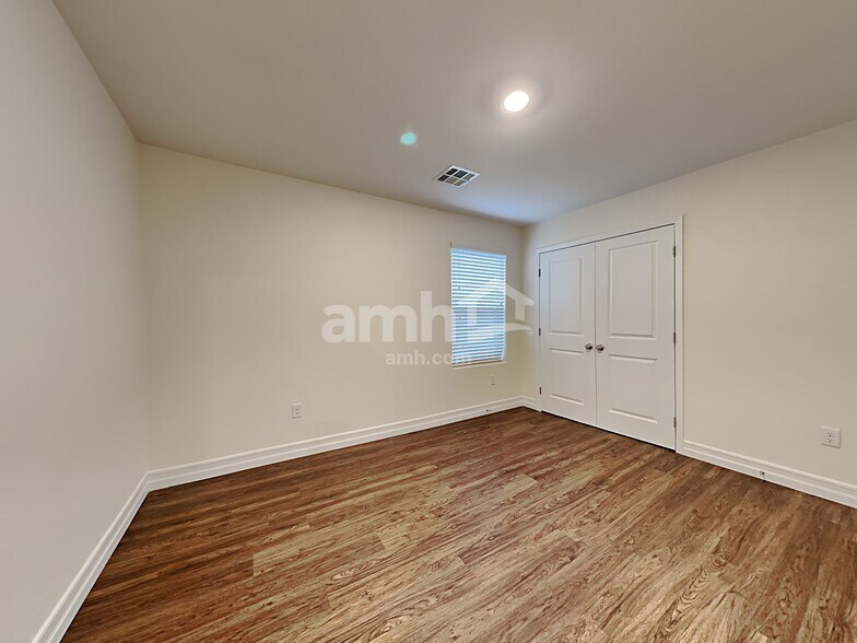 Building Photo - 5808 Petronius St