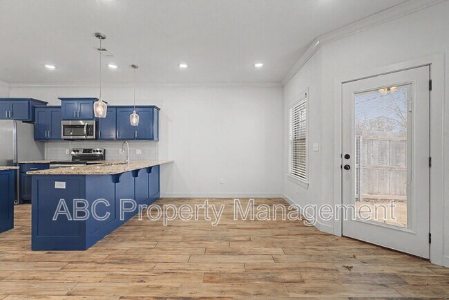 Building Photo - 3213 SW Hillstone Ave