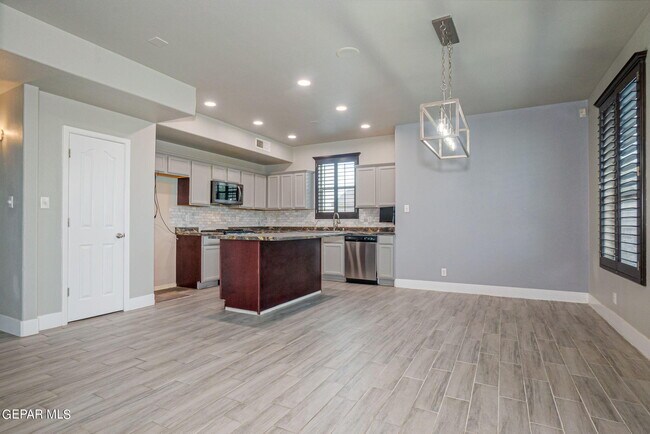 Building Photo - 13292 Emerald Isle St
