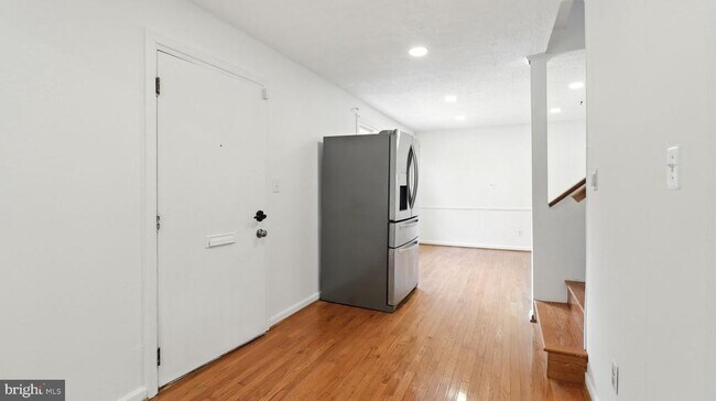 Building Photo - 6911 Arlington Blvd