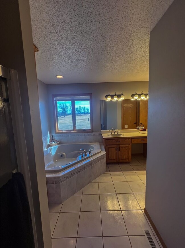 Building Photo - Single Family Home in Moorhead!