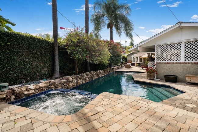 Building Photo - 4571 Canoga Dr