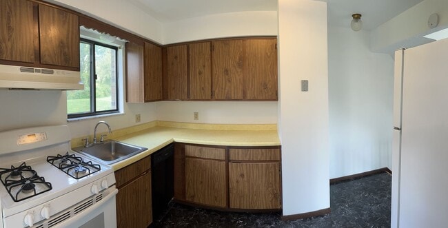 Building Photo - 2 Bedroom 1 Bathroom Townhouse in Shaler Area School District