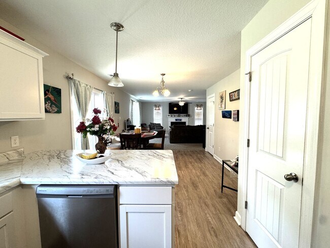 Building Photo - Beautiful Home! Convenient to Camp Lejeune!