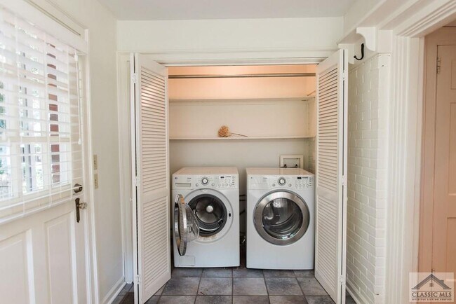 Building Photo - 285 Hampton Ct