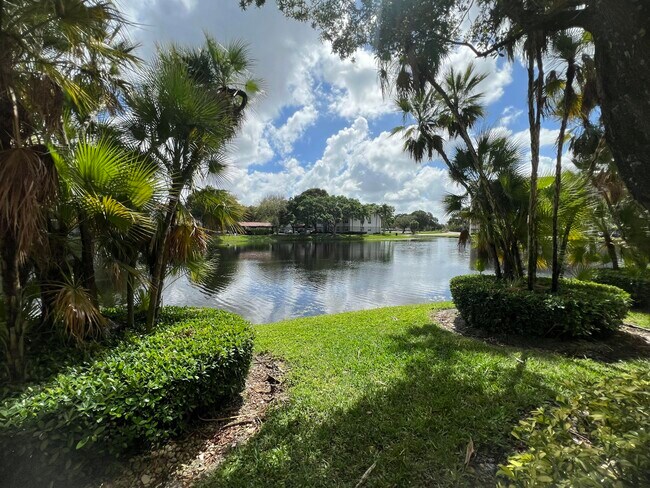 Building Photo - 150 Jacaranda Country Club Dr