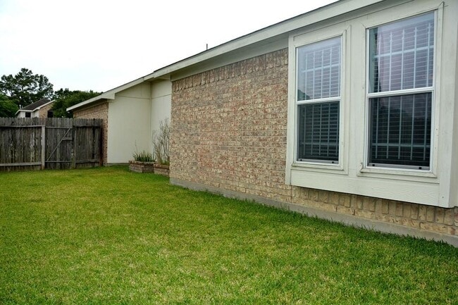 Building Photo - 8047 High Hollow Ln