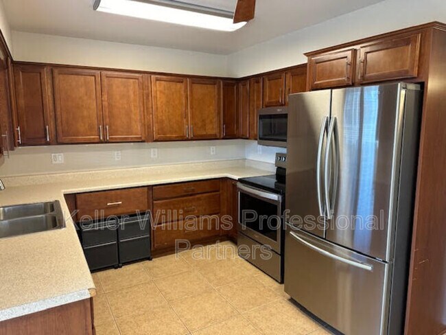 Building Photo - 10621 W Coggins Dr