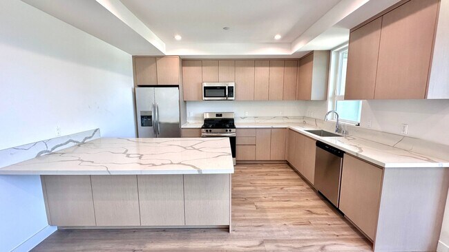 Building Photo - Top Floor 2-Bedroom with Quartz Counters &...