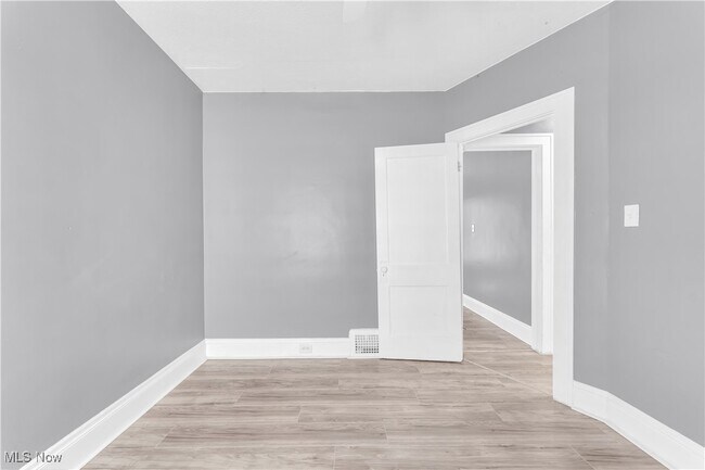 Building Photo - 364 E 161st St