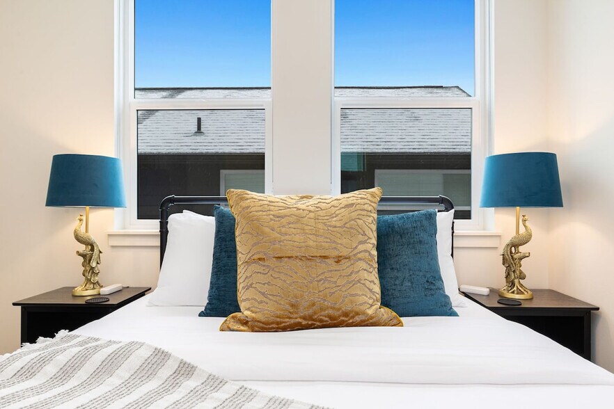 Building Photo - 4404 37th Ave SW