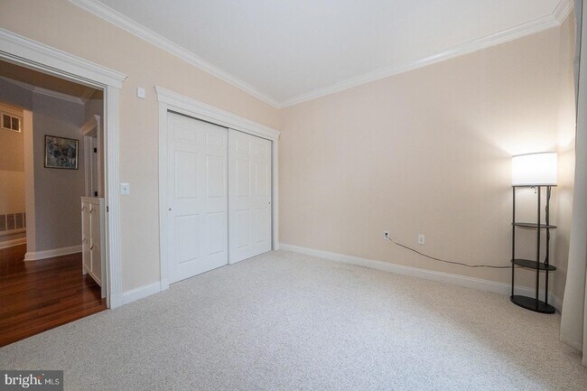 Building Photo - 300 W Elm St