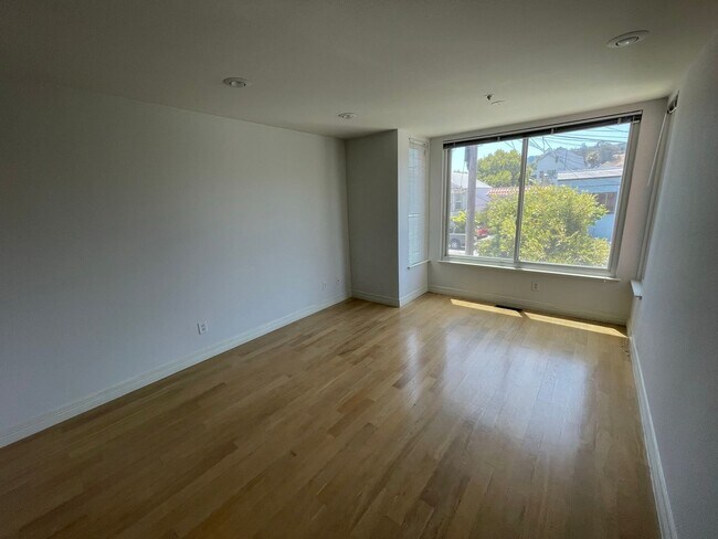 Building Photo - 1670 Kirkwood Ave