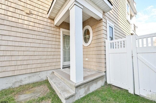 Building Photo - 400 17th St S