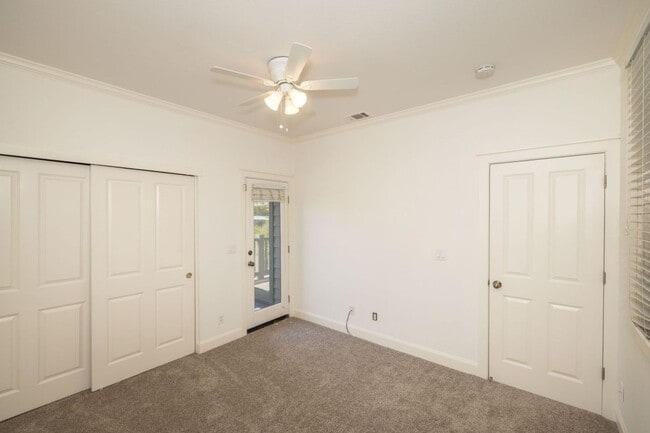 Building Photo - Beautifully Maintained 3 Bed/2.5 Bath Craf...