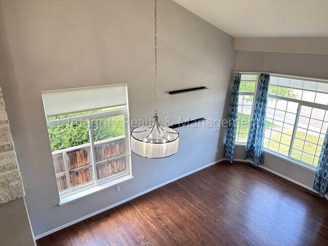 Building Photo - 10163 Foxridge Cir